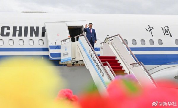 倍操盘 习近平率中央代表团抵达拉萨出席西藏自治区成立60周年庆祝活动